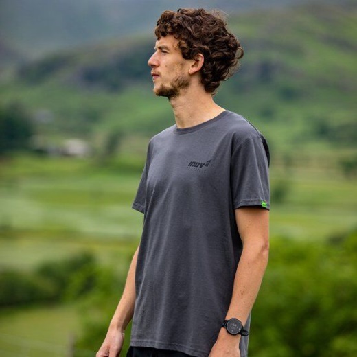 Tummanharmaa Inov-8 Luomupuuvillainen T-paita ''taottu'' Miesten
