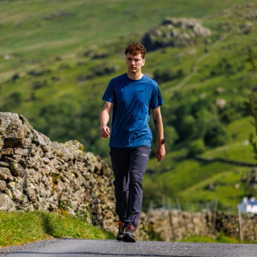 Inov-8 Laivastonsininen Graafinen T-paita Lyhythihainen ''taottu'' Miesten