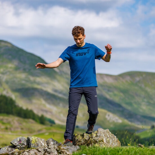 Laivastonsininen Graafinen T-paita Lyhythihainen ''inov-8'' Miesten